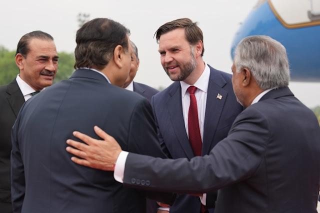 سفر جی‌دی وِنس به پاکستان به تعویق افتاد چون ایران از شرکت در مذاکرات خودداری کرد؛ ترامپ آتش‌بس را تمدید کرد