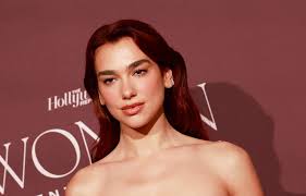 Dua Lipa poursuit Samsung pour l’usage de son image sur des boîtes de téléviseurs