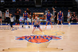 Bloomberg indemne après que l'arrière des Knicks a plongé dans les sièges au bord du terrain