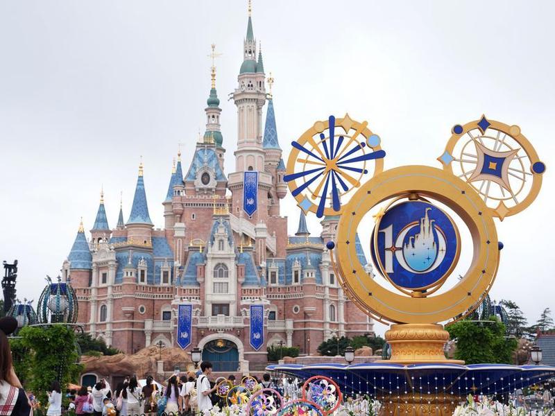 Shanghai Disneyland fête ses 10 ans, une rare lueur en Chine
