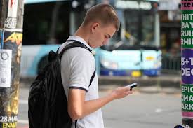 Le Manitoba veut commencer par les écoles pour interdire aux jeunes les réseaux sociaux et les chatbots IA