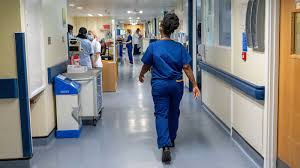 Près de 3,000 patients par jour en Angleterre soignés dans des couloirs