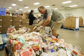 Plus d’Américains retournent aux banques alimentaires alors que les prix dépassent les salaires